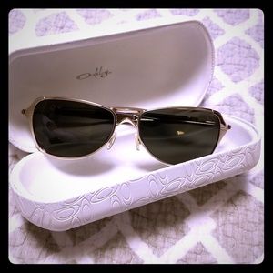 Women's Oakley Felon sunglasses, gold fame